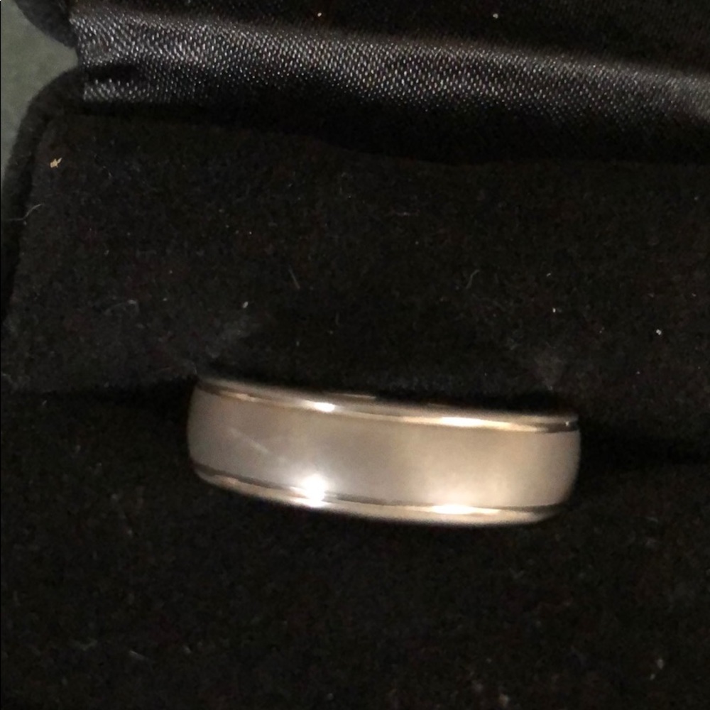 Men’s Tungsten wedding ring, size 9.5 or 10. - Picture 2 of 5